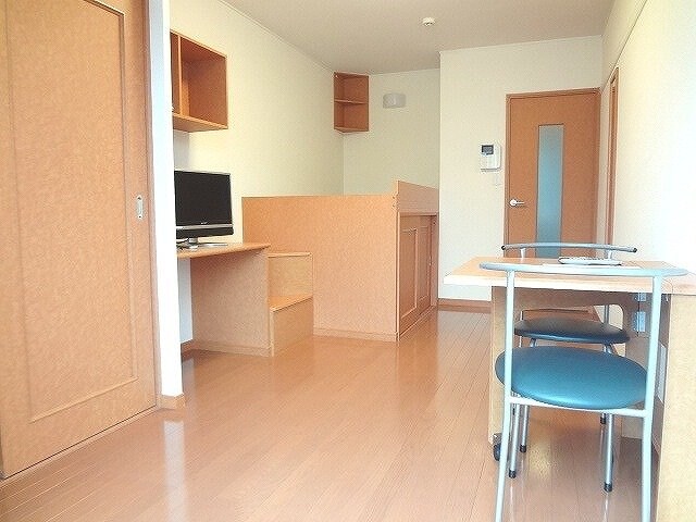 物件内観写真3　(1Fフローリング 2Fカーペット)