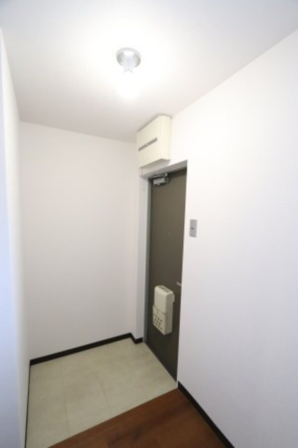玄関(※別部屋のお写真で、現況優先と致します。)