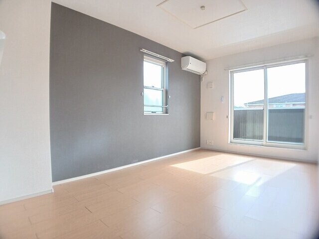 物件内観写真3　(こちらのリビングで趣味の時間をお楽しみください)