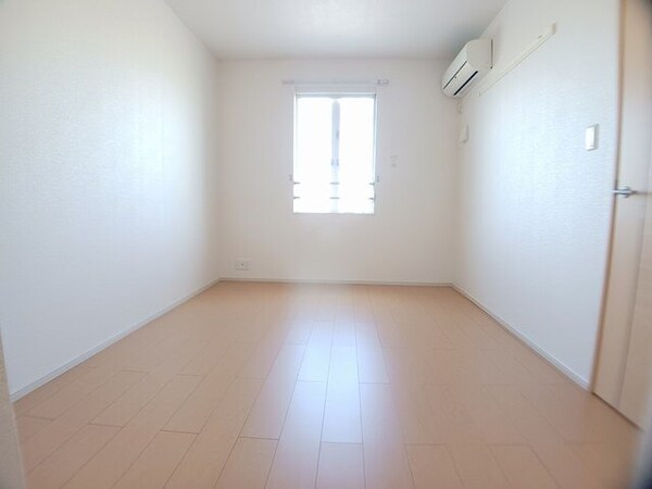 内装他(明るい室内です)