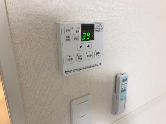 物件内観写真14　(給湯器パネル)