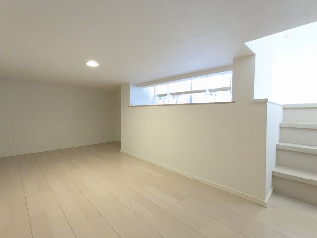 物件内観写真9　(床下収納)
