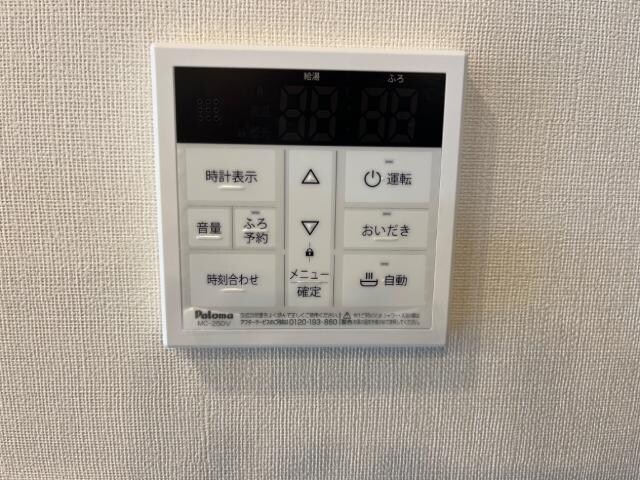 物件内観写真23　(給湯器パネル)