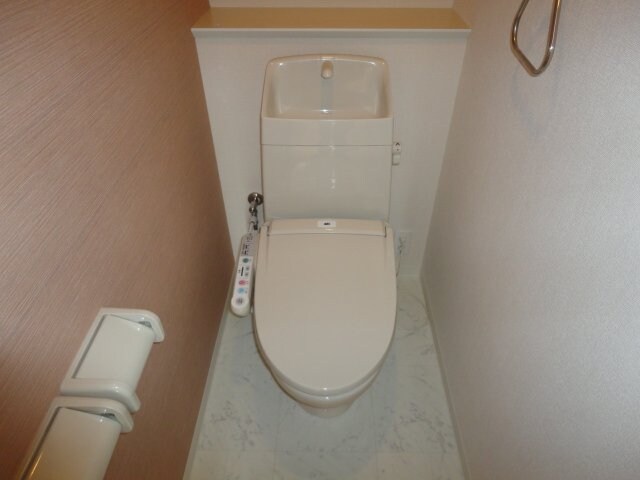 物件内観写真11　(シャワー付トイレ)