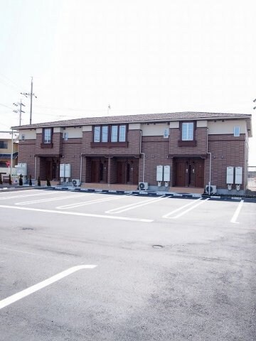 物件外観写真2　(車をお持ちの方に嬉しい駐車場付きの物件です)