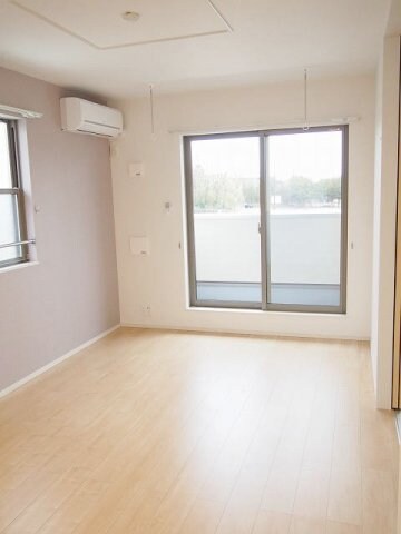 物件内観写真3　(おしゃれな居間です)