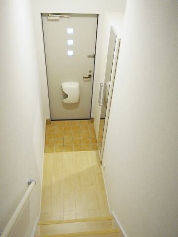 物件内観写真8　(ゆったりとした玄関です)