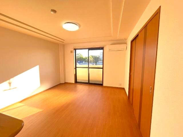 物件内観写真4　(リビング)