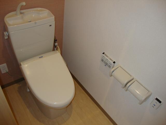 物件内観写真8　(シャワー付トイレ)