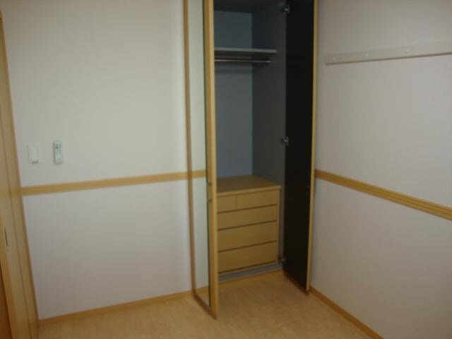 物件内観写真14　(洋室収納)