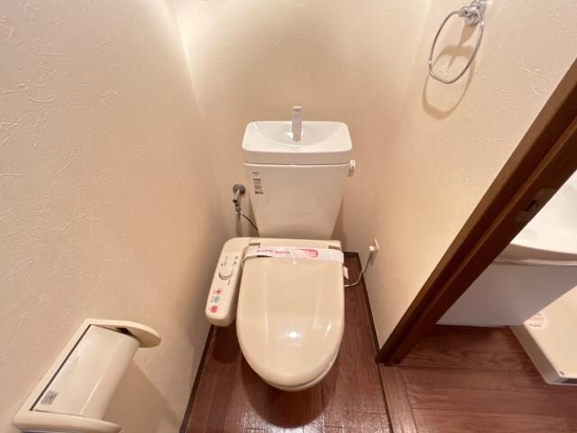 物件内観写真8　(シャワー付トイレ)