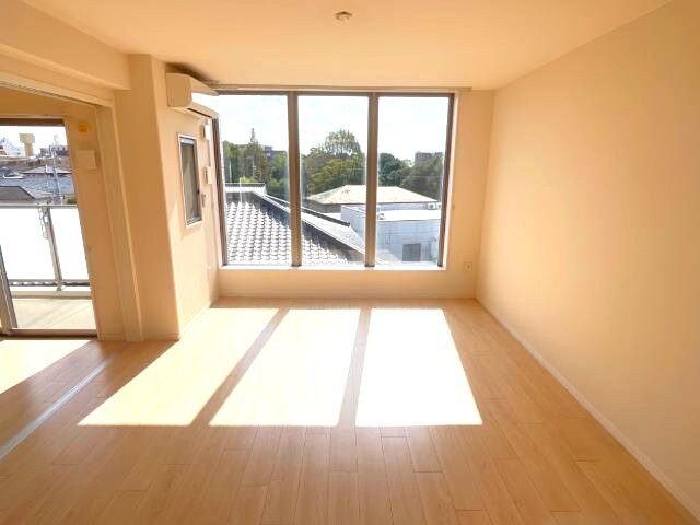 物件内観写真3　(リビング)