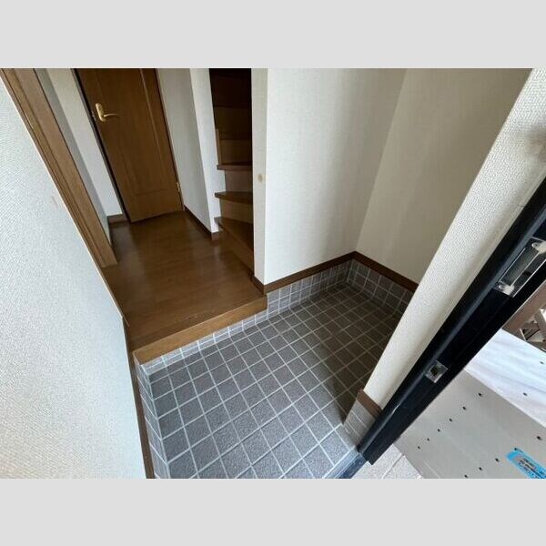 玄関(室内写真は別部屋の写真です。)