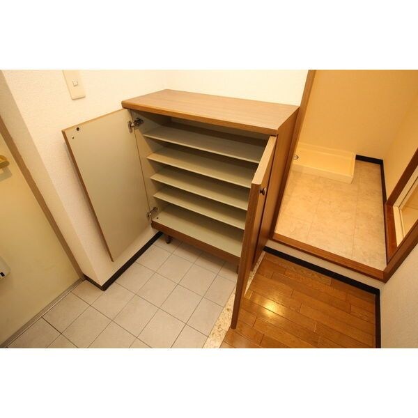 玄関(室内写真は別部屋の写真です。)