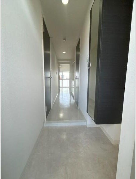 玄関(※写真は同じマンションの違う部屋のものになります。)