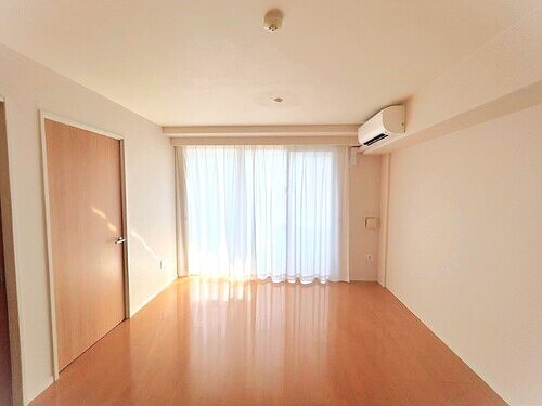 物件内観写真3　(リビングダイニング(カーテンは無償貸与品))