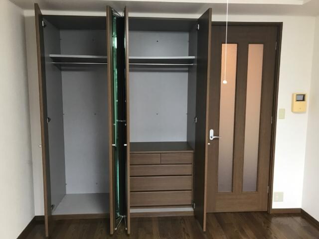 物件内観写真6　(洋室収納)