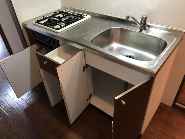 物件内観写真16　(キッチン台収納)