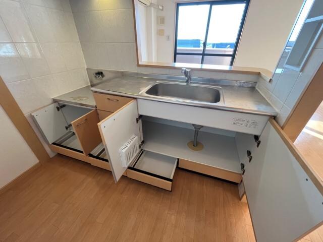 物件内観写真15　(キッチン台収納)
