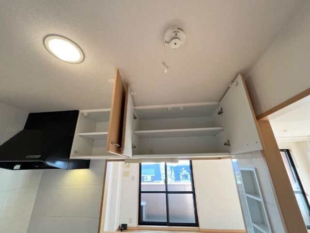 物件内観写真16　(キッチン吊り棚)