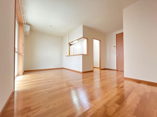 物件内観写真3　(リビング)