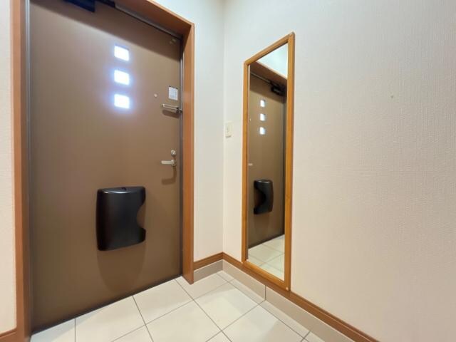物件内観写真18　(玄関姿見)