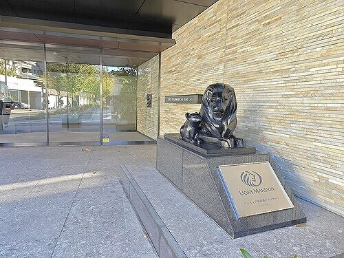 物件外観写真2　(エントランスライオン像)