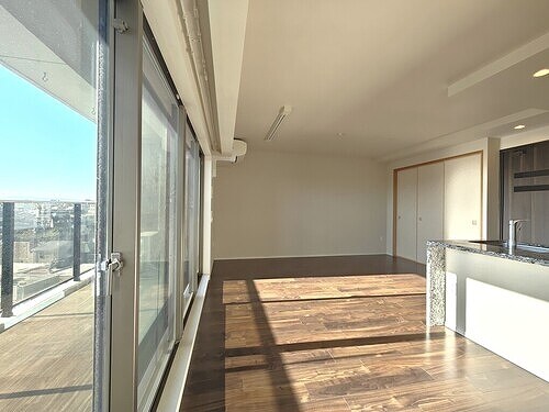 物件内観写真8　(LDK16.9畳　別アングル)