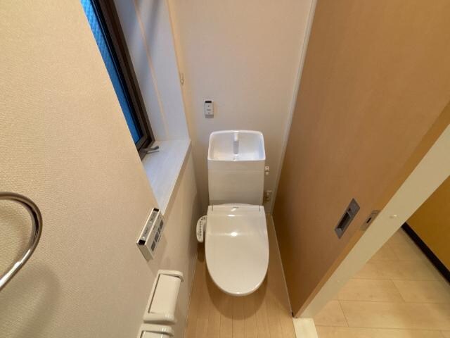 物件内観写真6　(シャワー付トイレ)