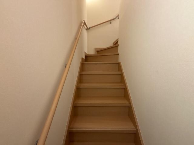 物件内観写真13　(階段)