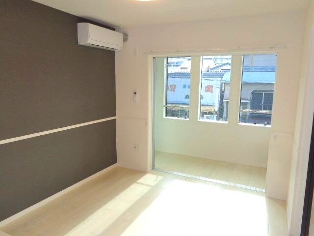 物件内観写真3　(リビング)