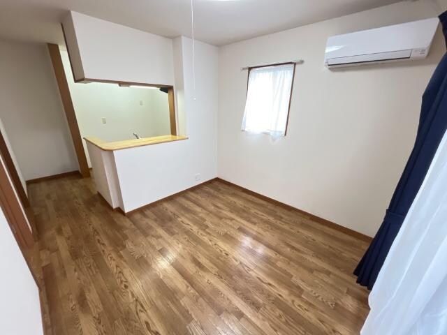 物件内観写真4　(リビング)