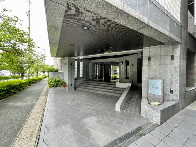 物件外観写真2　(落ち着いたエントランスです)