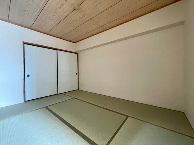 物件内観写真8　(畳の上でゆっくりとくつろげる和室です)