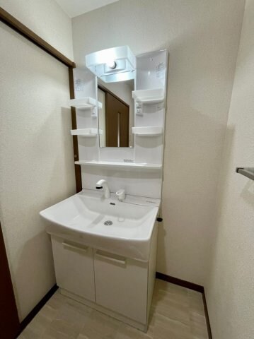 物件内観写真13　(独立洗面化粧台が付いています)