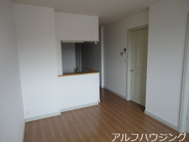 物件内観写真4　(リビング)