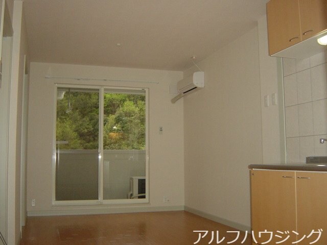 物件内観写真4　(リビング)