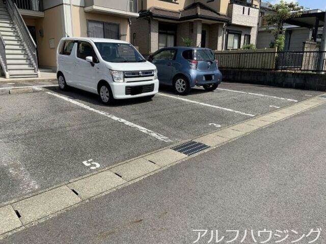 物件外観写真3　(駐車場)