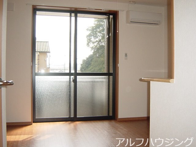 物件内観写真4　(リビング)