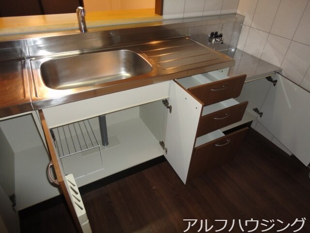 物件内観写真6　(キッチン収納（下部）)