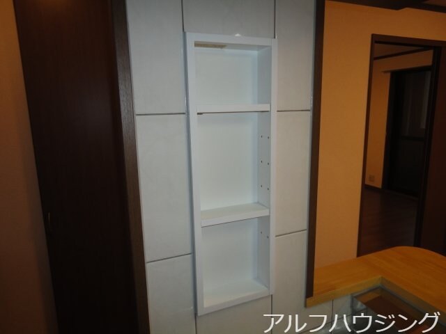 物件内観写真8　(キッチン収納箱)