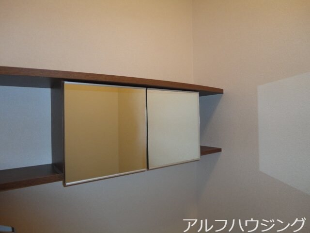物件内観写真18　(トイレ収納)