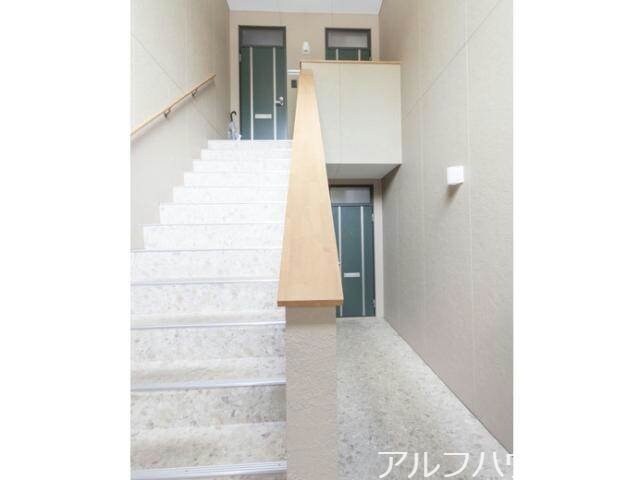 物件外観写真3　(エントランス部分)