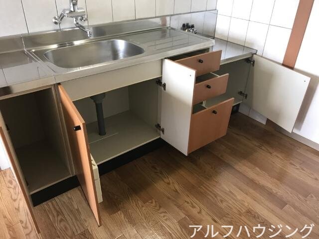 物件内観写真6　(キッチン収納)