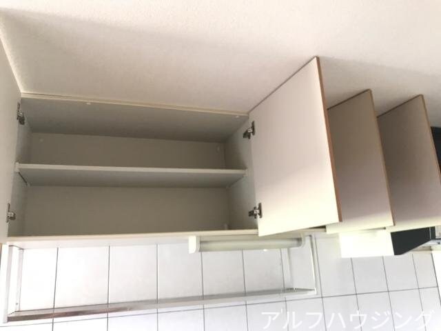 物件内観写真7　(キッチン吊戸収納)