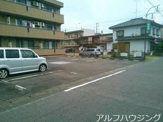 物件外観写真3　(駐車場)