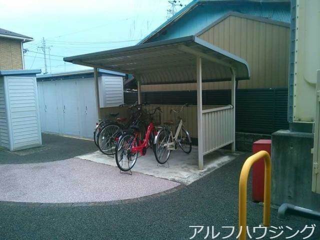 物件外観写真4　(駐輪場)