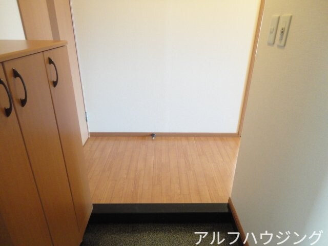 物件内観写真9　(玄関)