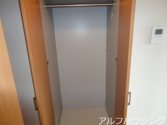 物件内観写真5　(リビング収納)