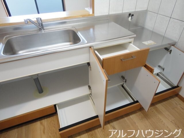 物件内観写真7　(キッチン収納（下部）)